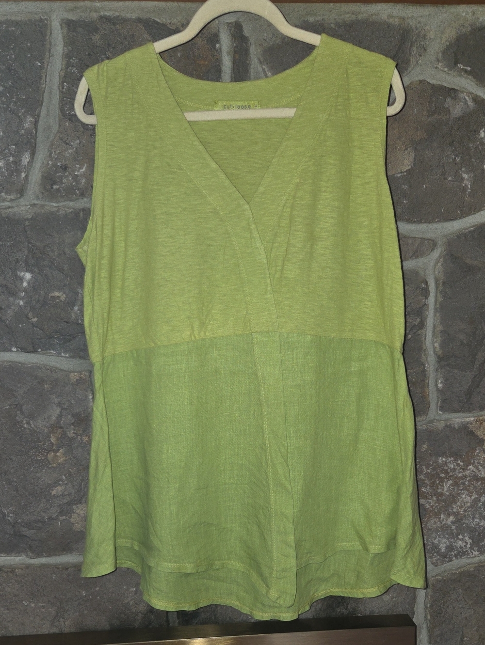 cut loose Two-Tone Light Green V-Neck Sleeveless Top